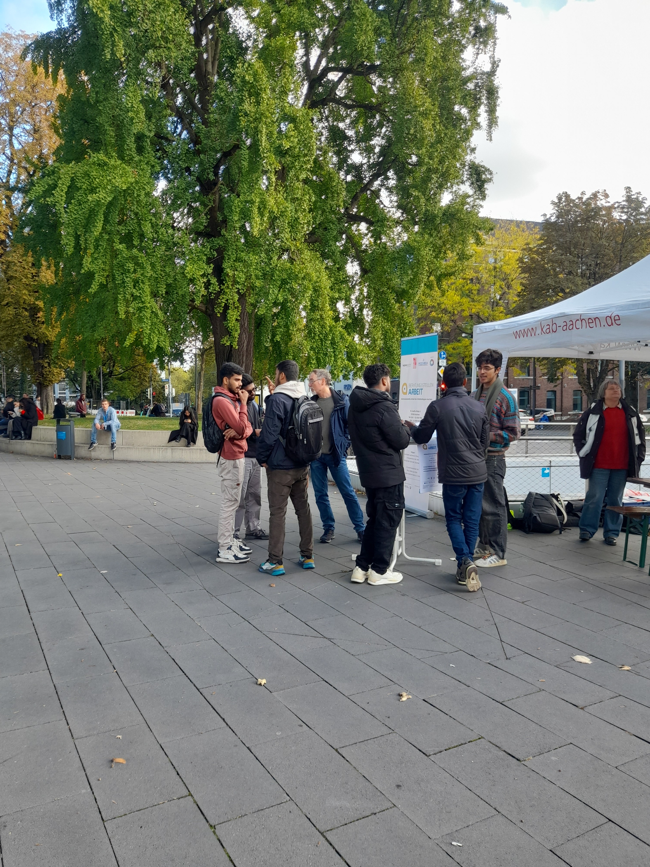 Studierende am Infostand der Beratunsstelle Arbeit